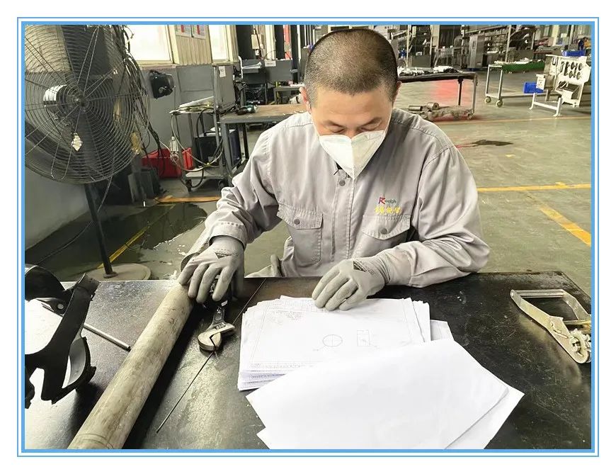 榜樣的力量系列報(bào)道—午間看圖紙的咸師傅