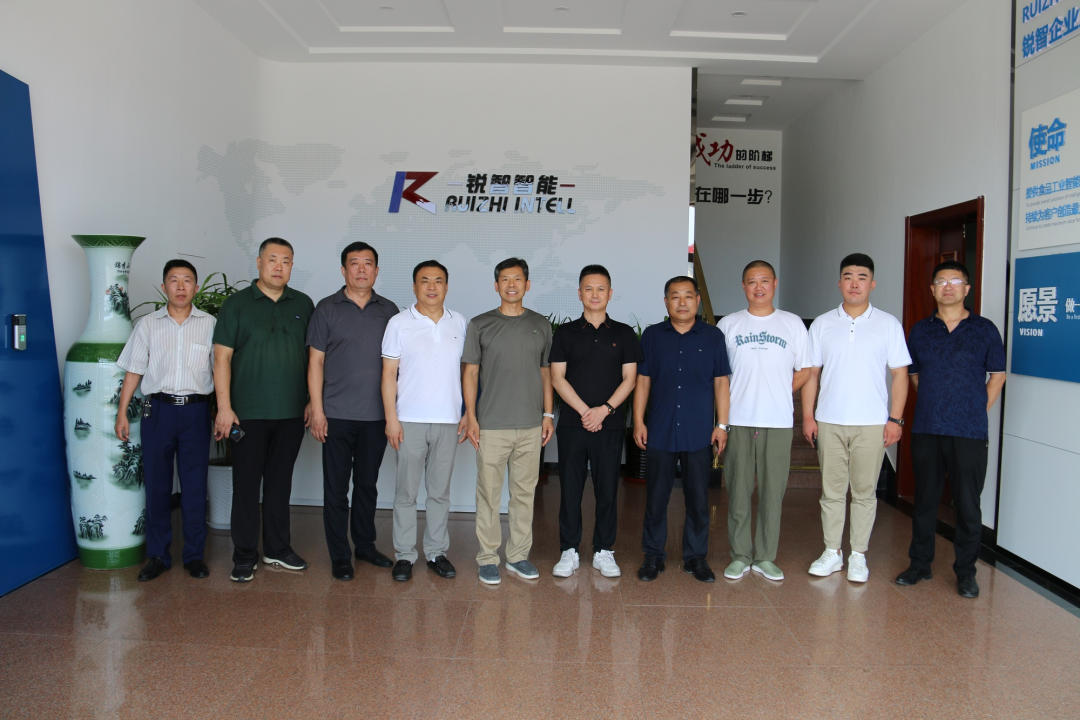 萊西市工商聯(lián)黨組書記張偉，副主席隋高峰帶領(lǐng)萊西市優(yōu)秀軍創(chuàng)企業(yè)家一行蒞臨銳智參觀指導(dǎo)！